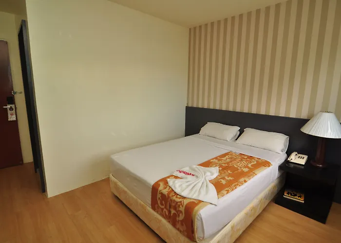 Dynasty Tourist Hotel 3*