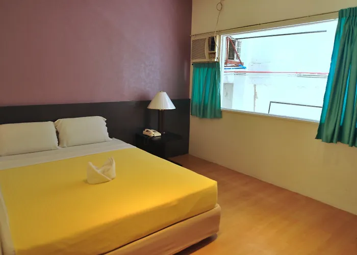 Dynasty Tourist Hotel 3*