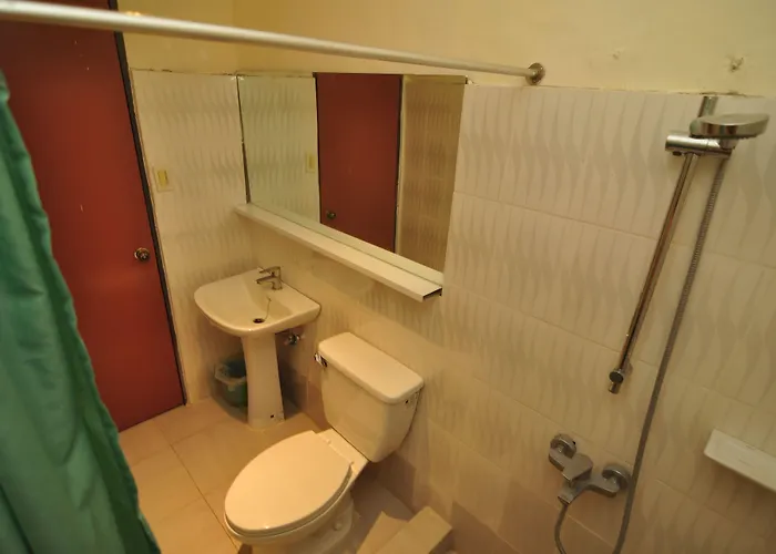 Dynasty Tourist Hotel 3*